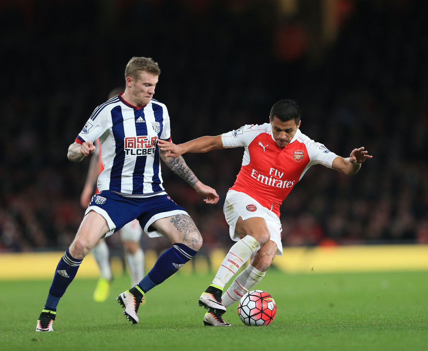 Alexis Sanchez (paremal) vedas Arsenali võidule.