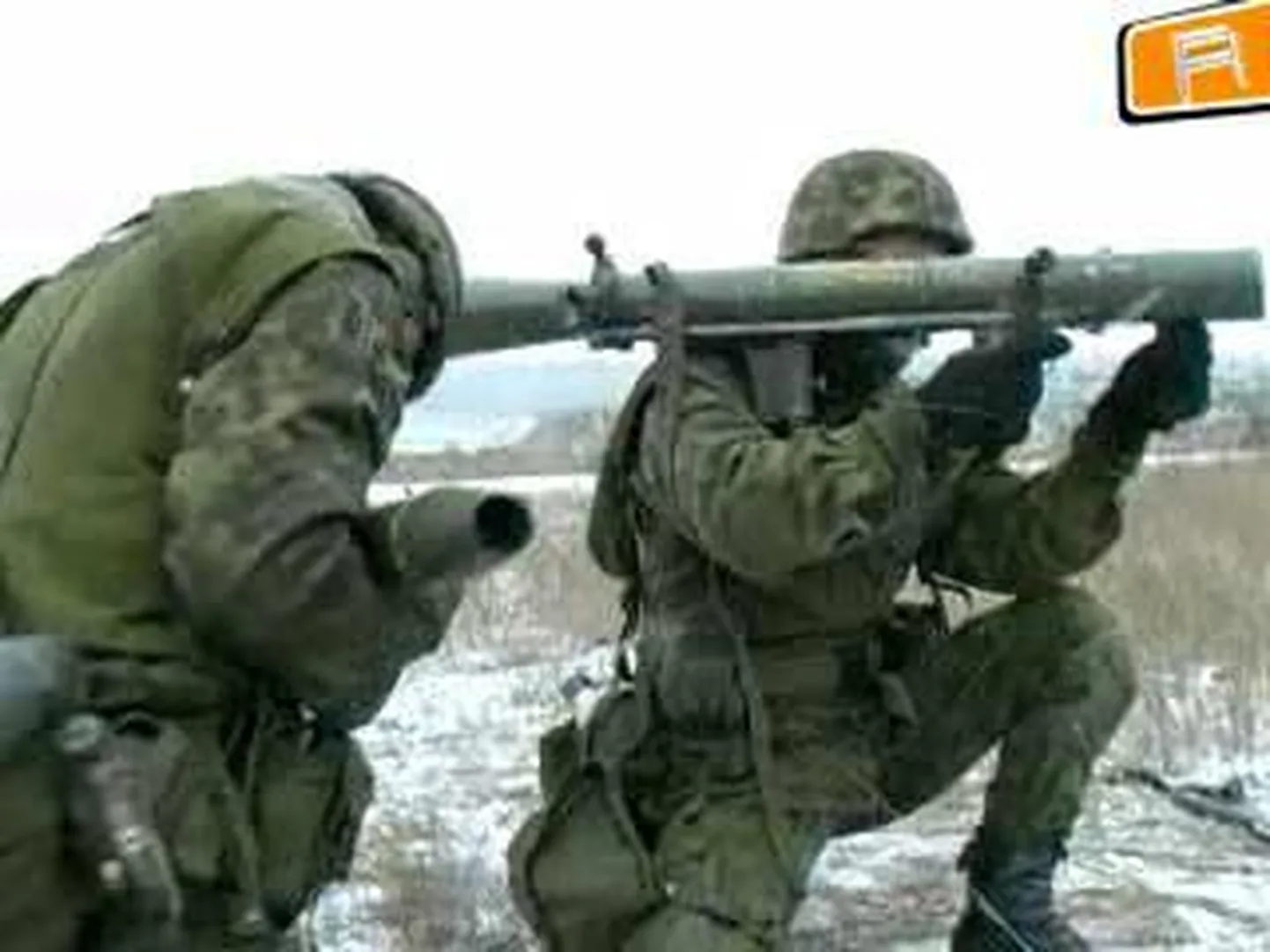Военнослужащие пярнуского подразделения с гранатометом.