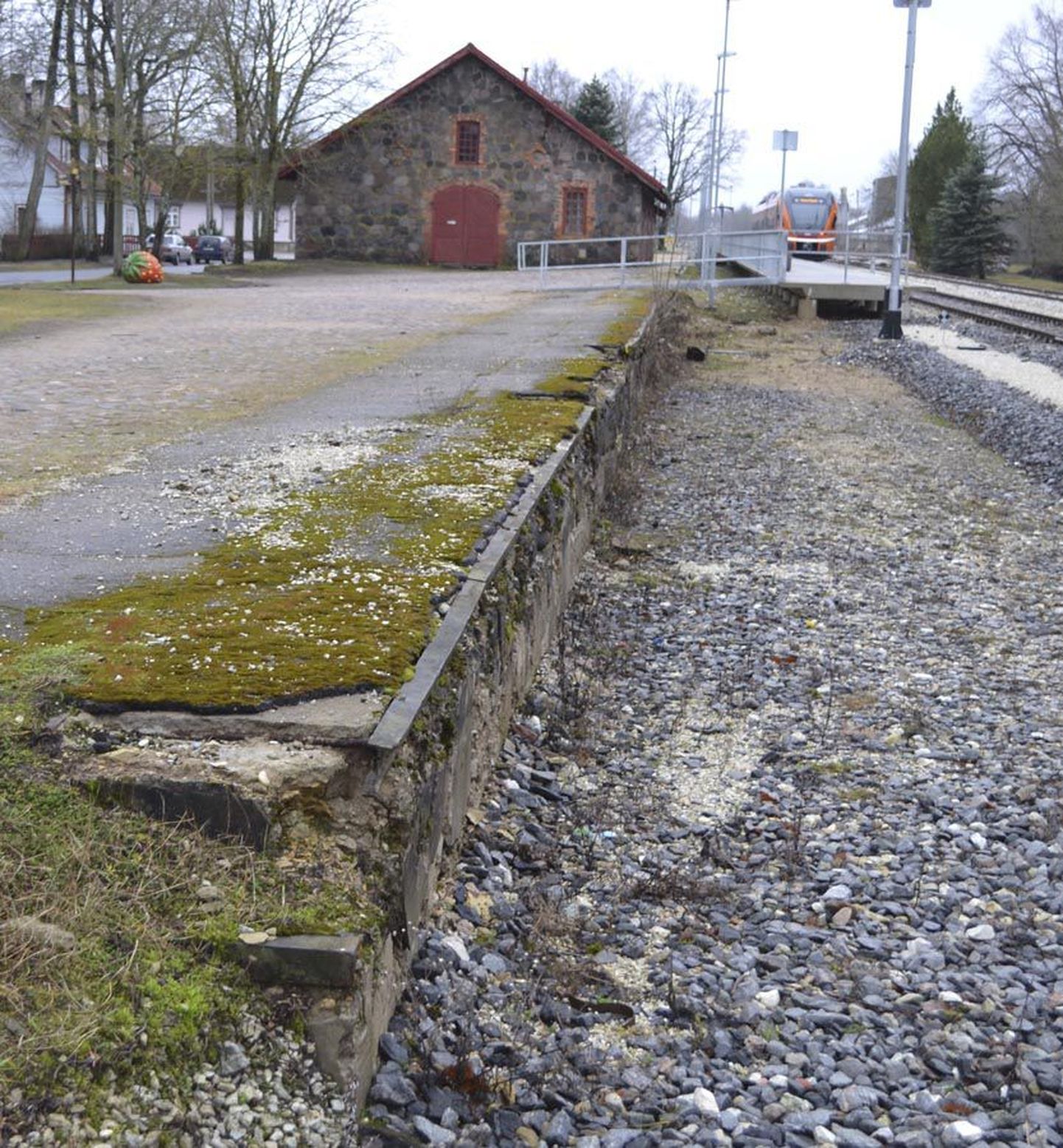 Viljandi raudteejaama juurde kavatsetakse rajada korrektsed parklad.