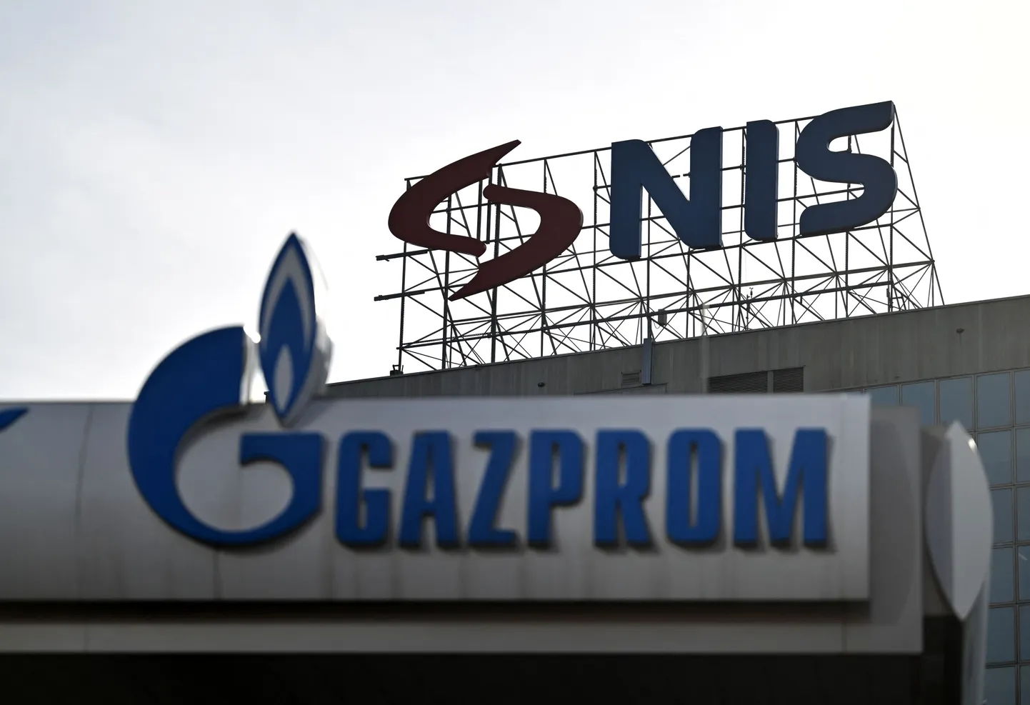 Serbia ainsa gaasitarnija Naftna Industrija Srbije AD (NIS) ja selle põhiomaniku Gazpromi sildid firma peakorteril Belgradis. Ettevõtte aktsiatest üle poole kuulub Gazprom Neftile ja Gazpromile.