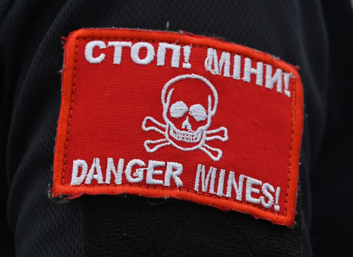 Нашивка сапера, который очищает от российских мин поля в Николаевской области Украины, апрель 2023 года.