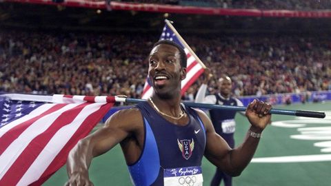 Uppuvalt laevalt rahapaadiga põgenenud kergejõustikulegend tegi näruse žesti