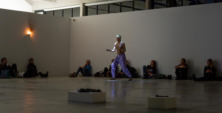 Nele Suisalu performance näitusel «Lase oma tähelepanul…. pehmeneda ja laiali valguda».