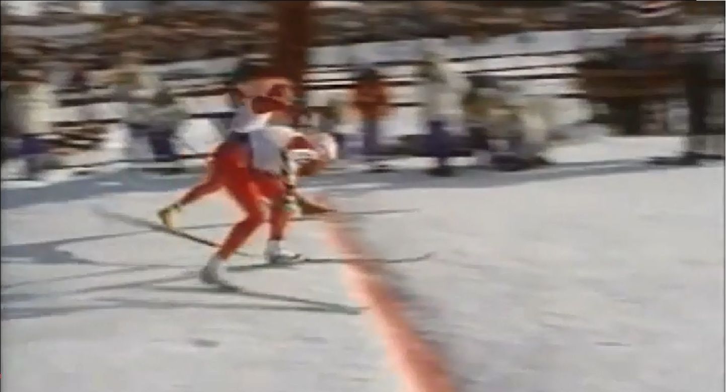 Vladimir Smirnov (esiplaanil) on 1993. aasta Faluni MMi jälitussõidus viskunud finišijoonele. Tagaplaanil sirutab Björn Daehlie aga jala ette ja nopib MM-kulla.