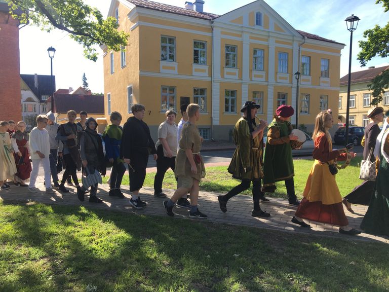 Viljandi Kesklinna kooli seitsmendikud sammusid keskajapäevale läbi linna.