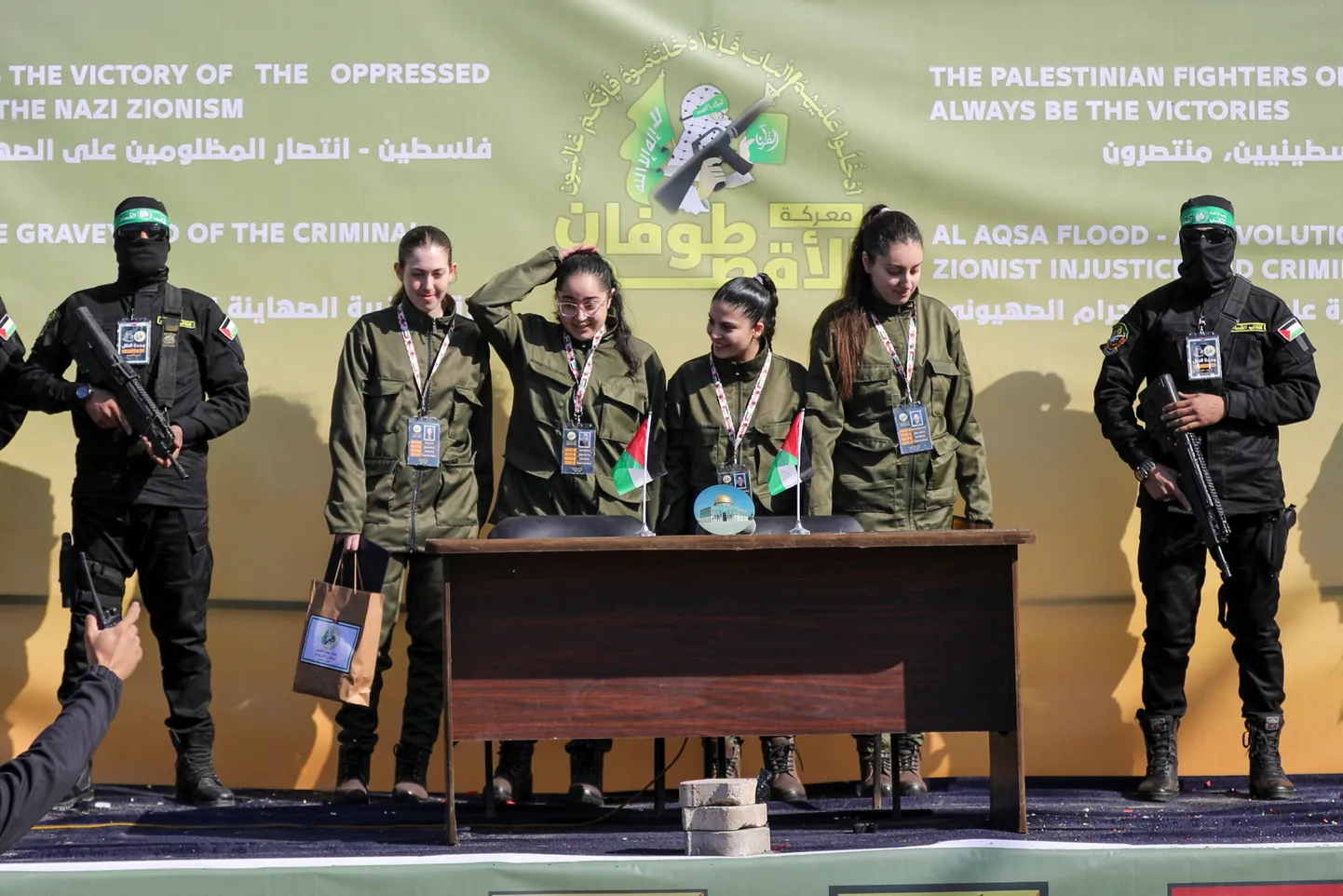 Pantvangist vabastatavad Iisraeli naissõdurid Gaza linnas Hamasi võitlejate vahel enne nende üleandmist Punasele Ristile.