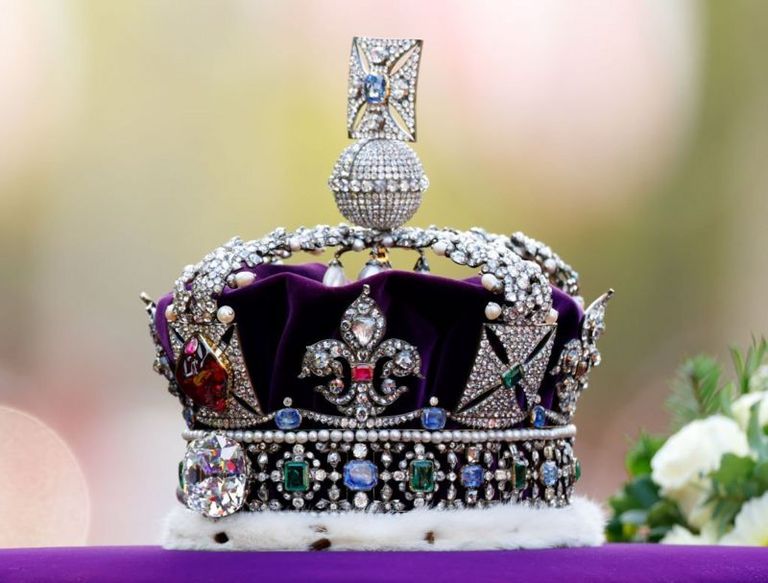 Корона Британской империи на катафалке Елизаветы II