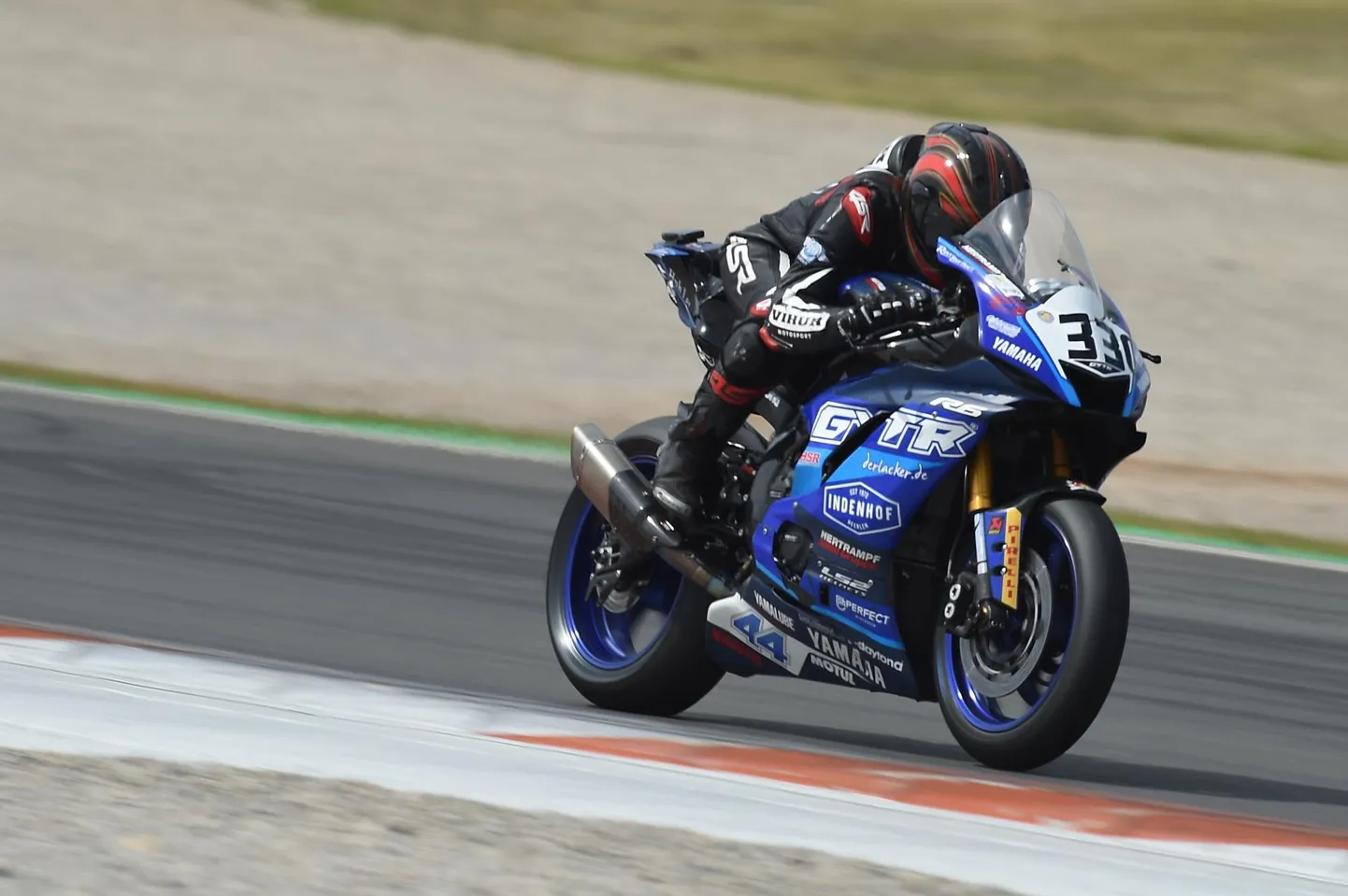Pildil sõidab Hispaania treeninglaagris sõidab Selyn Kazakova Superstock 600 klassi mootorrattaga Yamaha R6. Esimese sõidu Eestis tegi ta mai alguses Audru ringrajal.