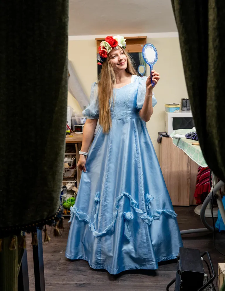 Lugude tarvis piltide tegemine viib fotograafi eri paikadesse, muu hulgas teatri kostüümilaenutusse.