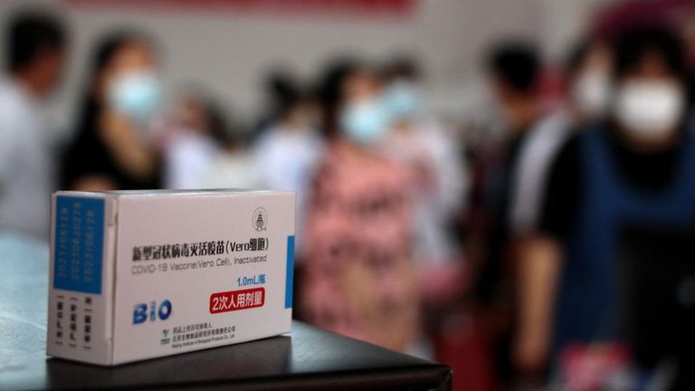 Китайские врачи признают, что их вакцина не слишком эффективна в предотвращении симптоматических случаев, но заметно сокращает количество смертей и госпитализаций
