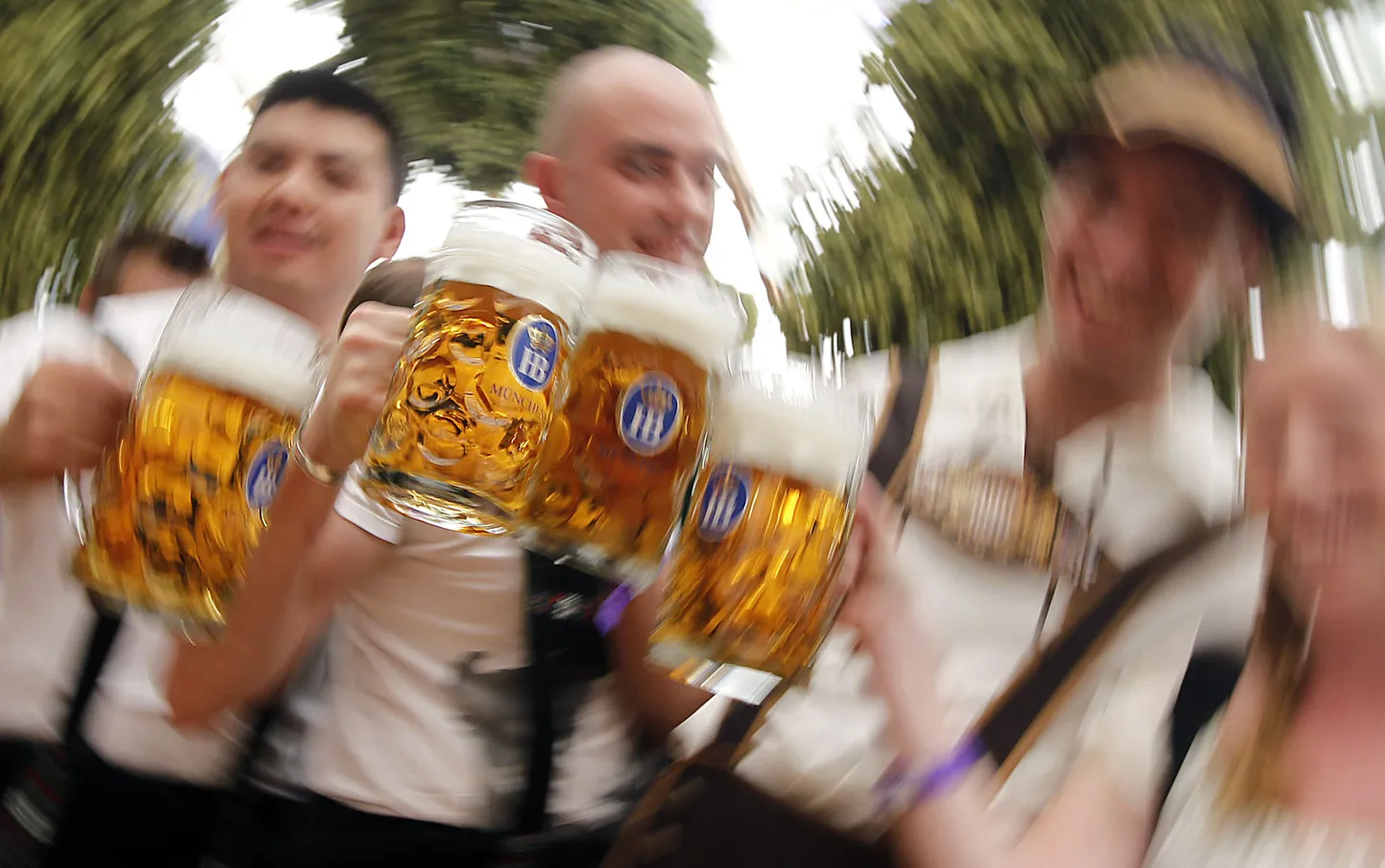 Oktoberfesti külastajad.
