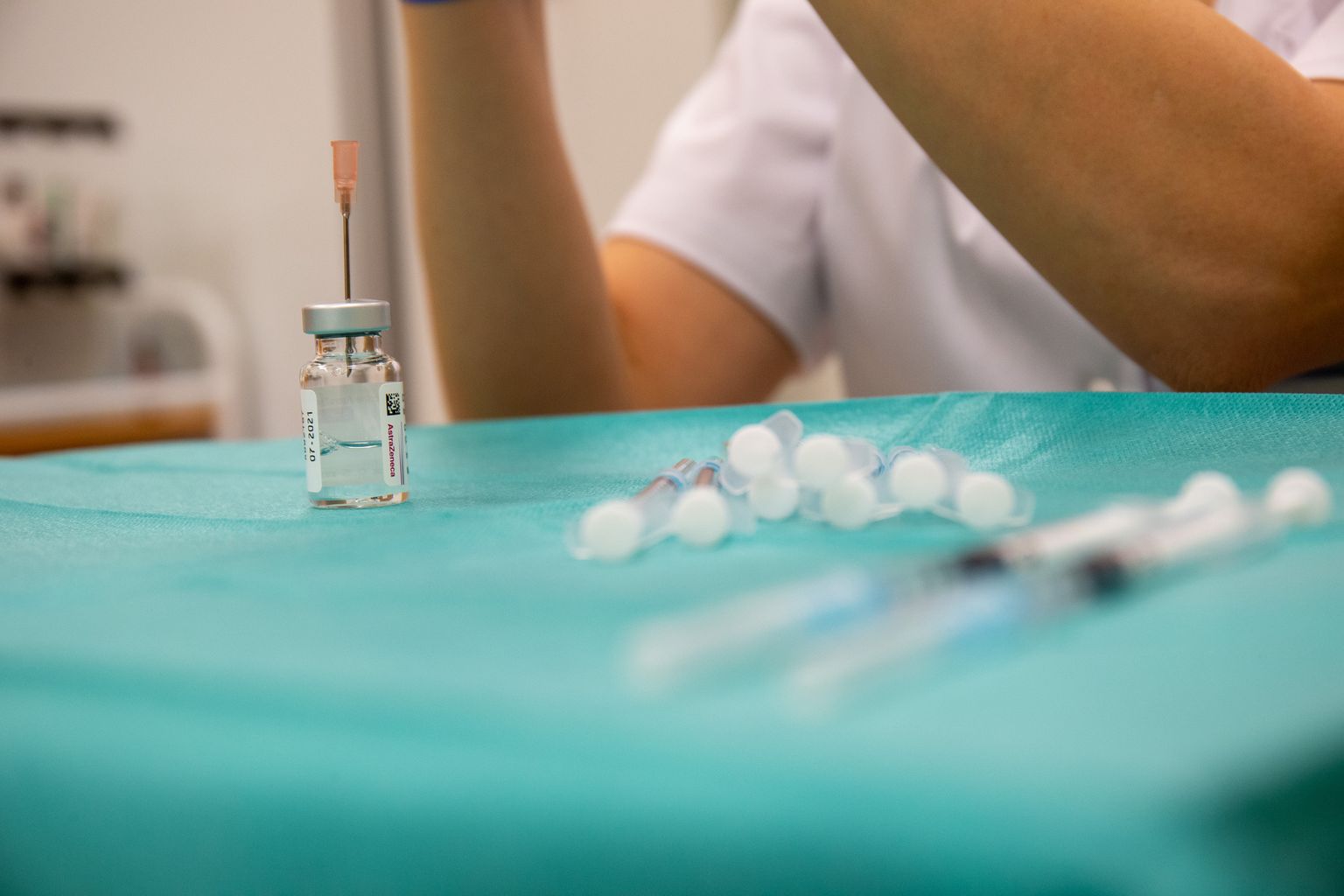 Covid-19 vastaste vaktsiinide ette valmistamine Tartu ülikooli kliinikumis.