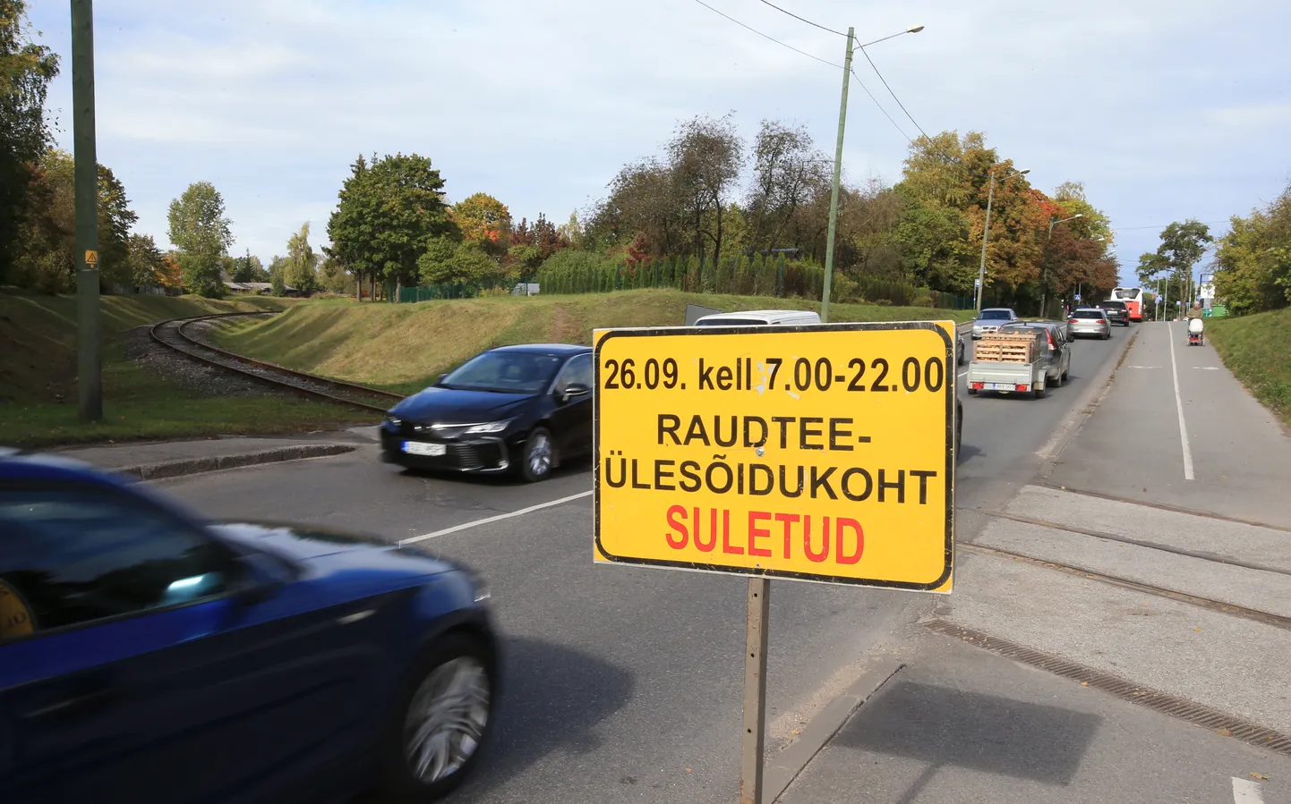 Homme on seoses sadamaraudtee ülesvõtmisega liikluseks suletud Võru tänava raudteeülesõidukoht.