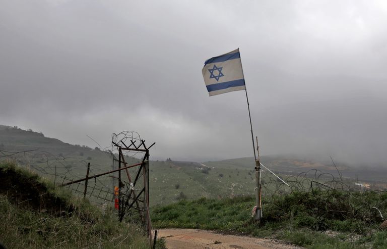Iisraeli lipp okupeeritud Golani kõrgendikel.