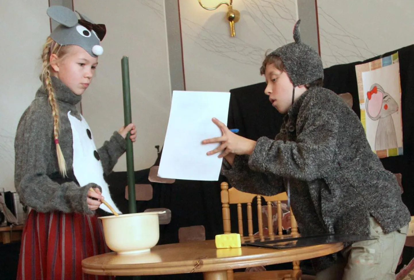“See pole miski kribu, see on uurimus. Järeldus: inimesed on head,” avaldab hiirepoeg (Karl Mooses) emale (Ena Korv).