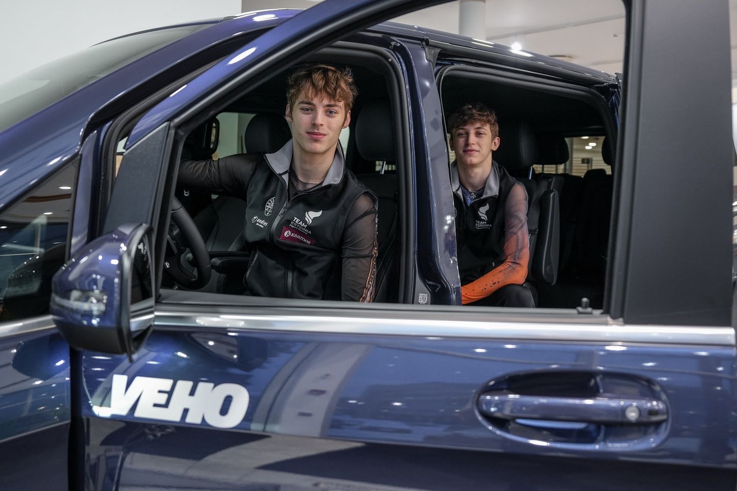 Михаил и Александр Селевко отправились на чемпионат Европы по фигурному катанию на новехоньком автомобиле премиум-класса.