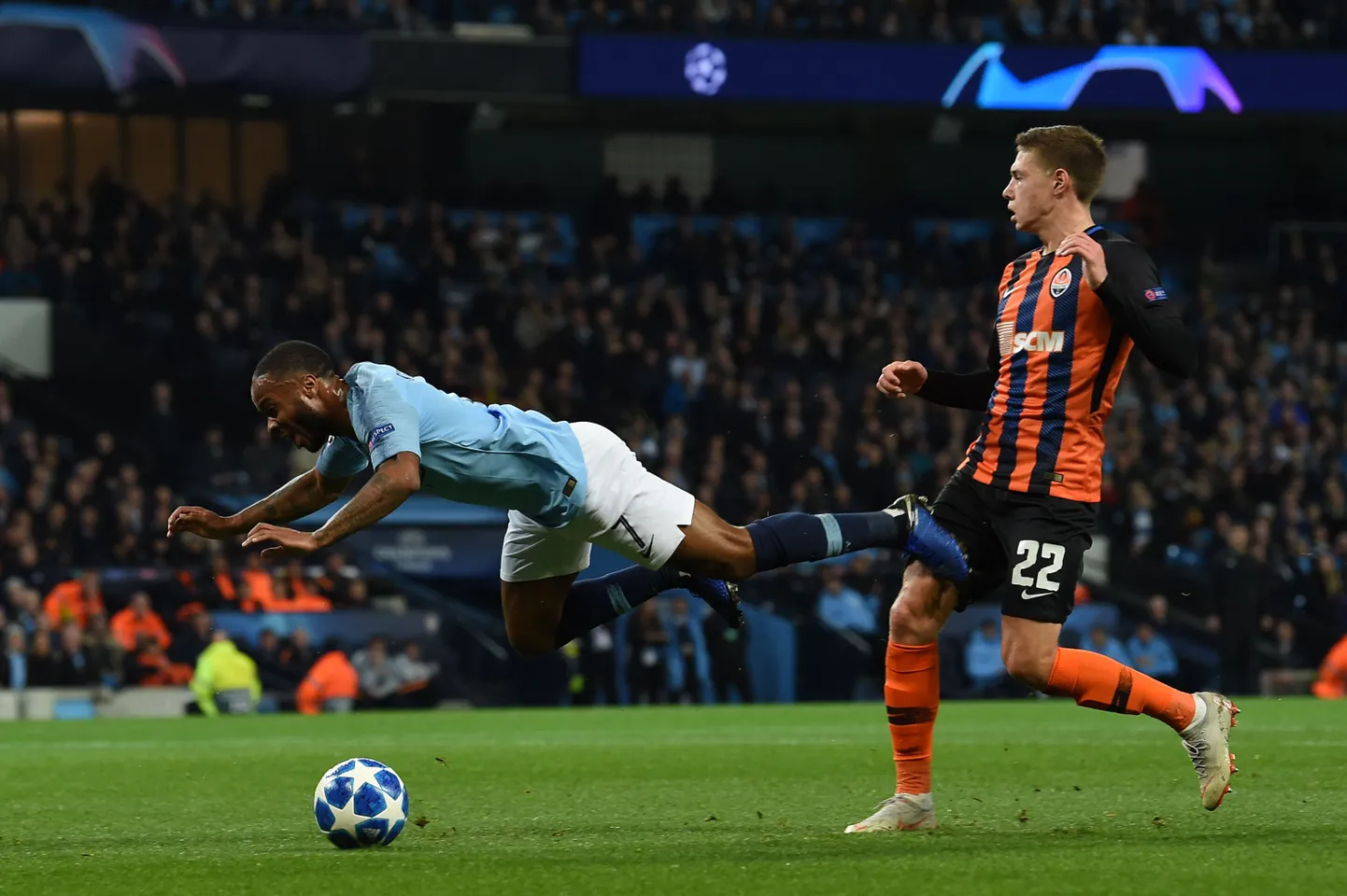 Raheem Sterling lendab ilusti, aga täiesti omaalgatuslikult. Ometigi premeeris kohtunik Viktor Kassai pildil nähtavas olukorras Manchester Cityt penaltiga. See otsus võib saada VARi toomisel Meistrite liigasse määravaks.