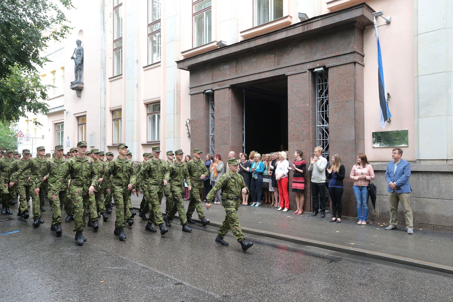 Kaitseväe ühendatud õppeasutused tähistasid õppeaasta algust piduliku jalutuskäiguga Tartu linnas ja relvastuse ning tehnika näitusega kaitseväe ühendatud õppeasutuste esisel platsil ja fuajees. 2017.