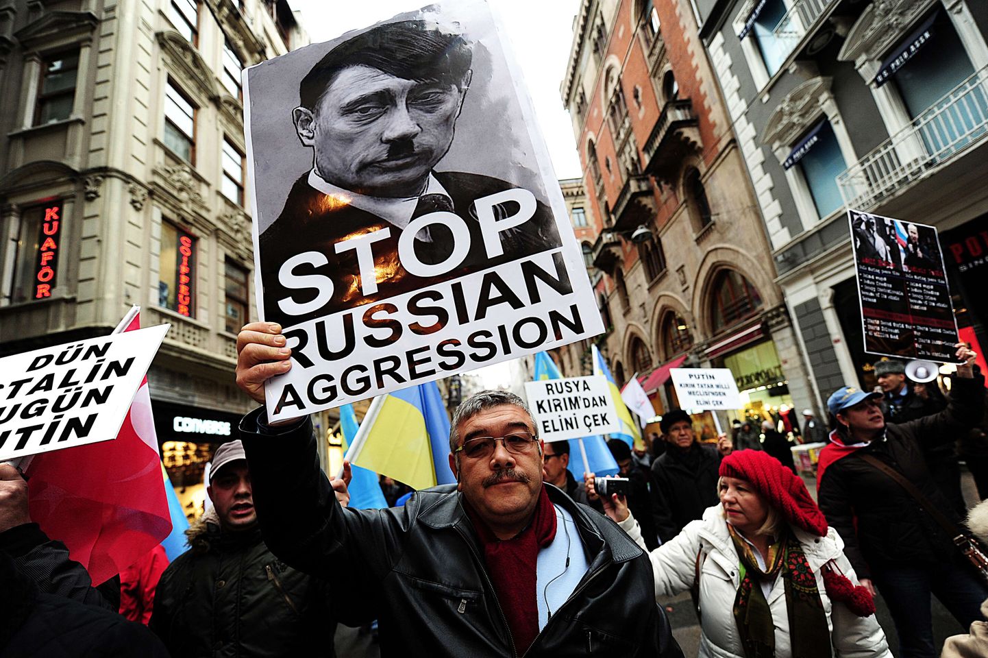 Istanbuli tänavatele kogunenud protestijad võrldesid Putinit Hitleriga.