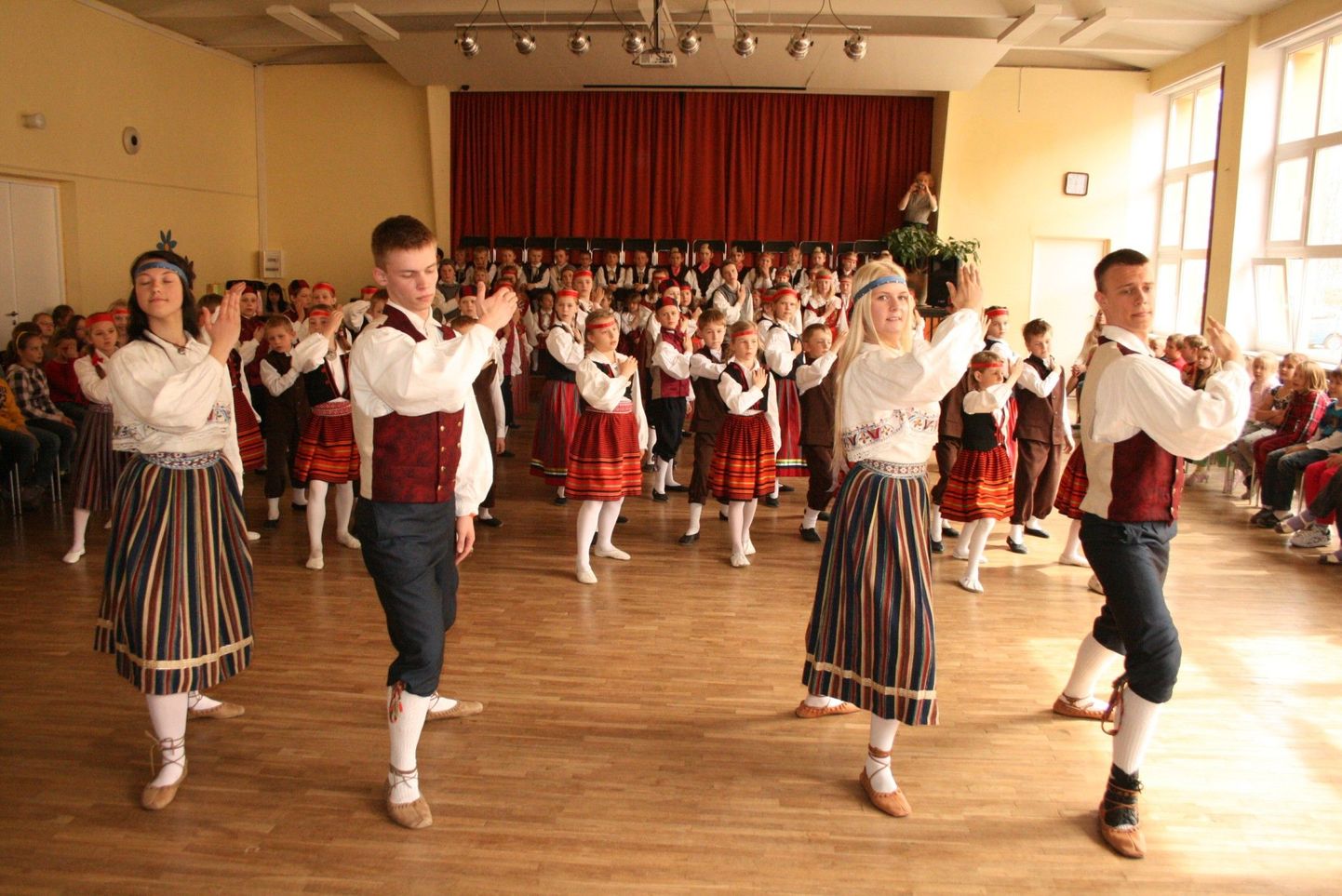 Ühisgümnaasiumi rahvatantsijad kasutavad iga võimalust jalga keerutada, pildil rahvusvahelise tantsupäeva tähistamine.