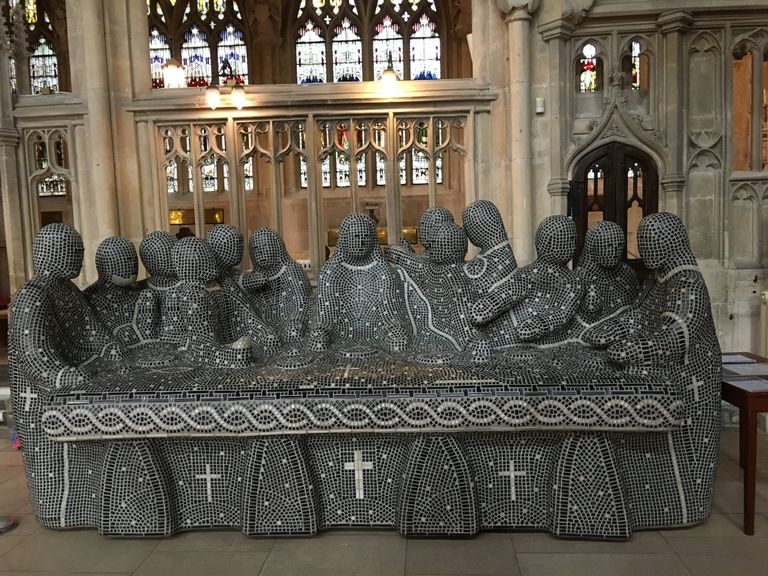 Peter Barnesi skulptuur «Püha õhtusöömaaeg» Cirencesteri Ristija Johannese kirikus.