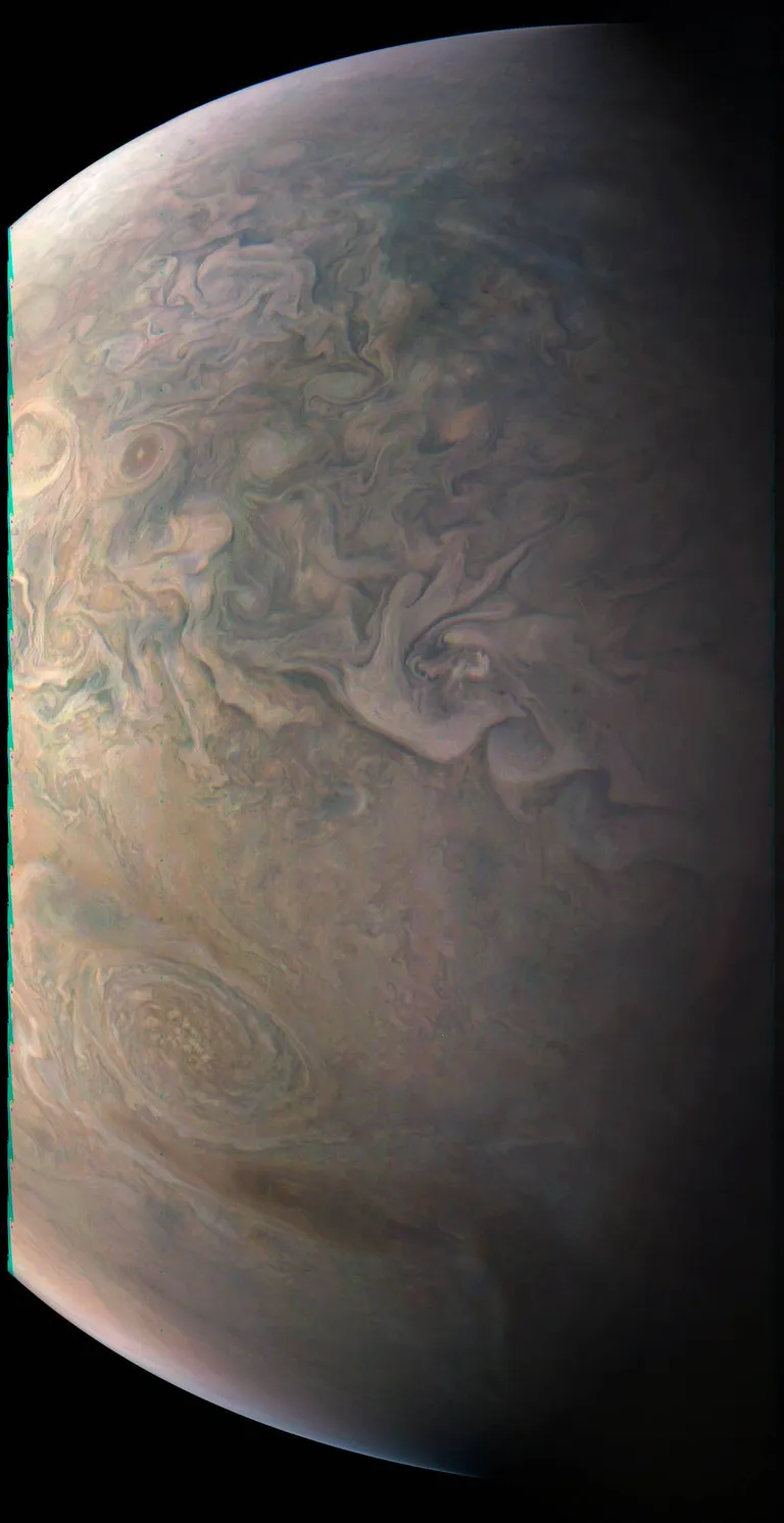 Kosmosealus Juno tabas kaamerapilti Jupiteri Väikese Punase Laigu.