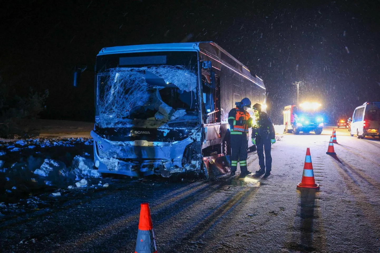 Esialgsetel andmetel kaldus Jõhvi poolt tulnud Mitsubishi maastur vastassuunavööndisse ja põrkas seal kokku Jõhvi suunas liikunud liinibussiga.