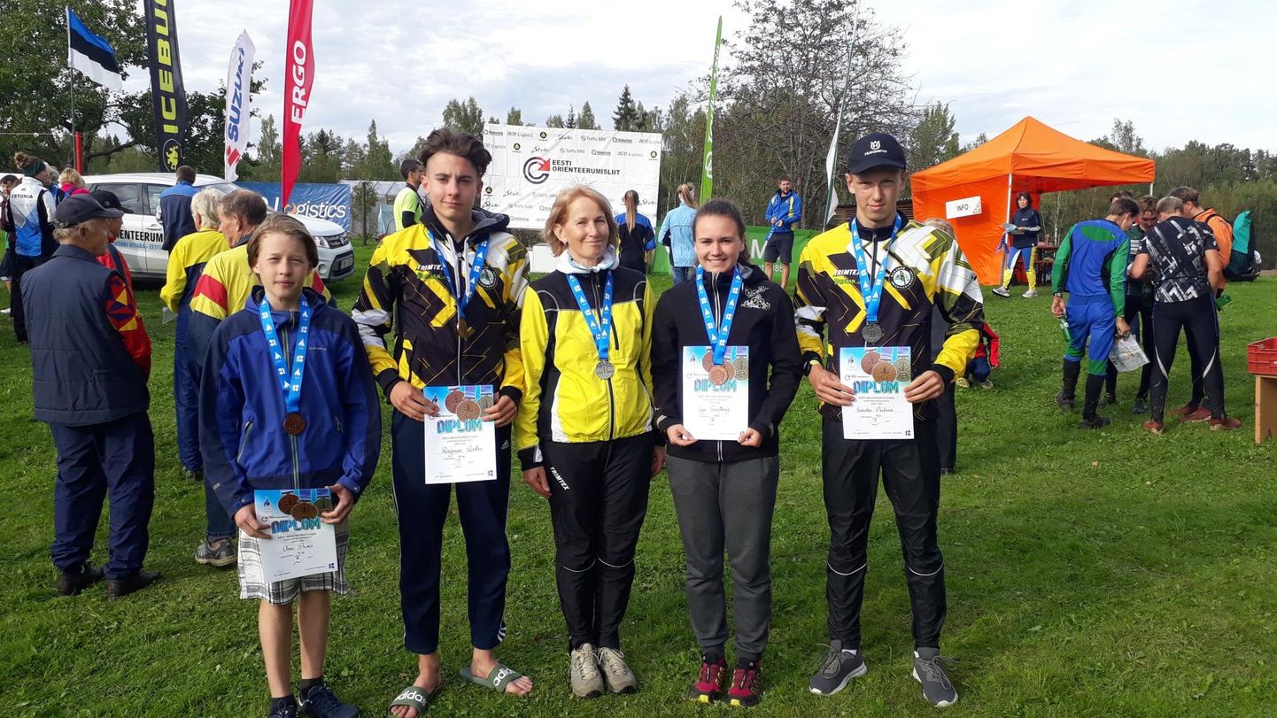 Põlvamaal Veskimõisas võitsid Rakvere Orienteerumisklubist medaleid Ossi Priks (vasakult), Ragnar Rooba, Maire Limberg, Epp Paalberg ja Sander Pritsik.