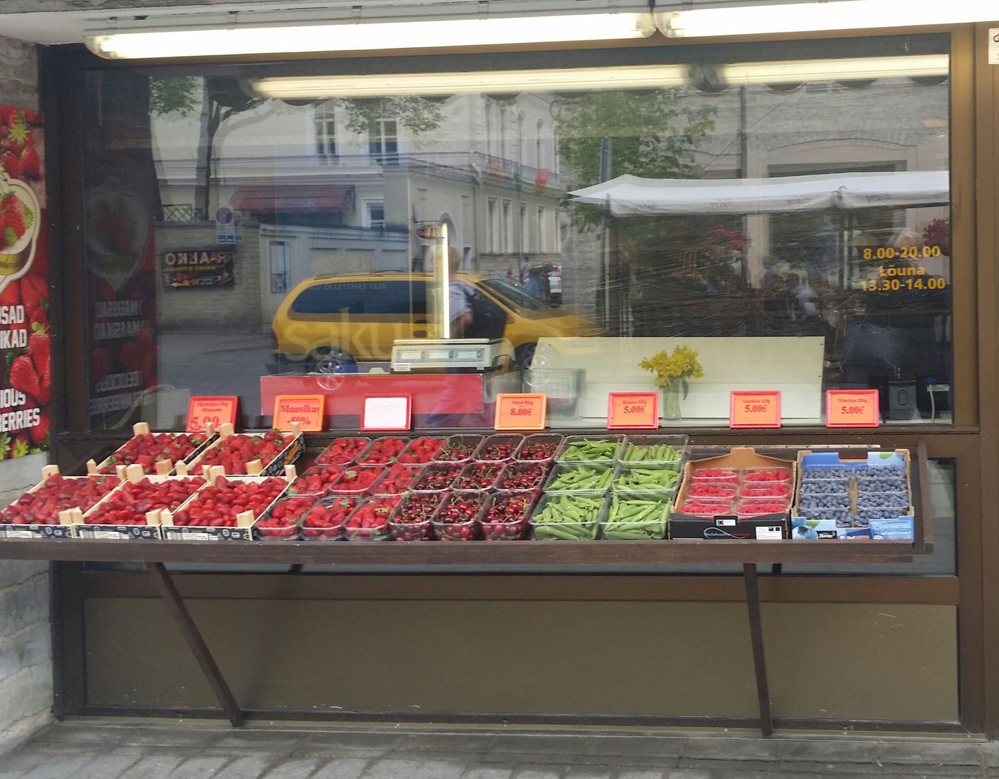 На улице Виру можно купить клубнику и горох.