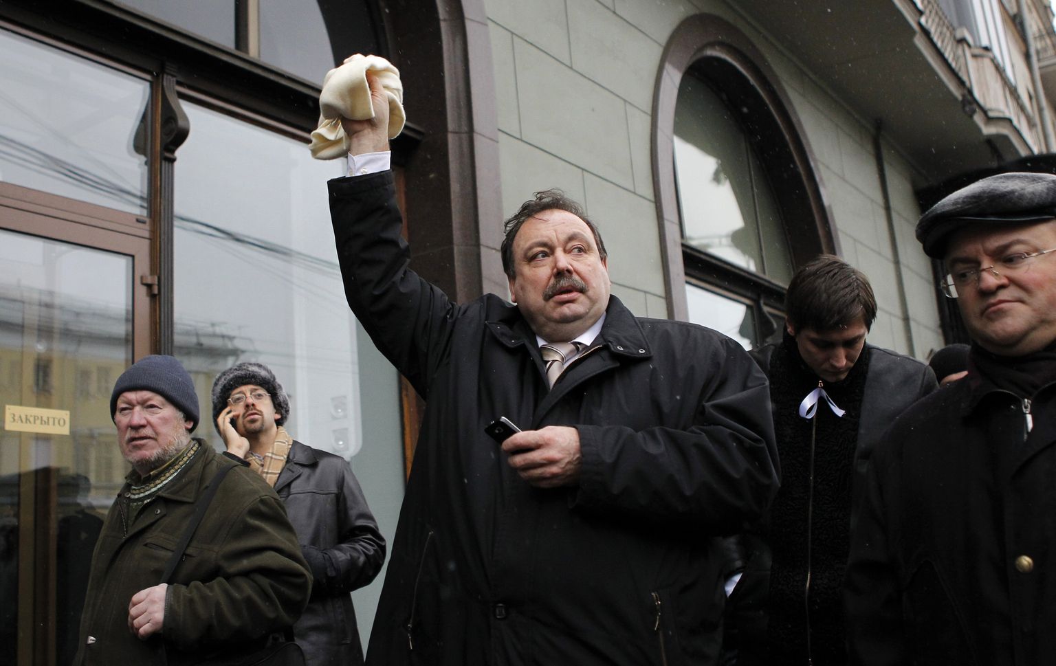 Геннадий Гудков призывает людей присоединиться к нему, когда он идет по центру Москвы на митинг оппозиции на Болотную площадь в знак протеста против нарушений на парламентских выборах, 11 декабря 2011 года.