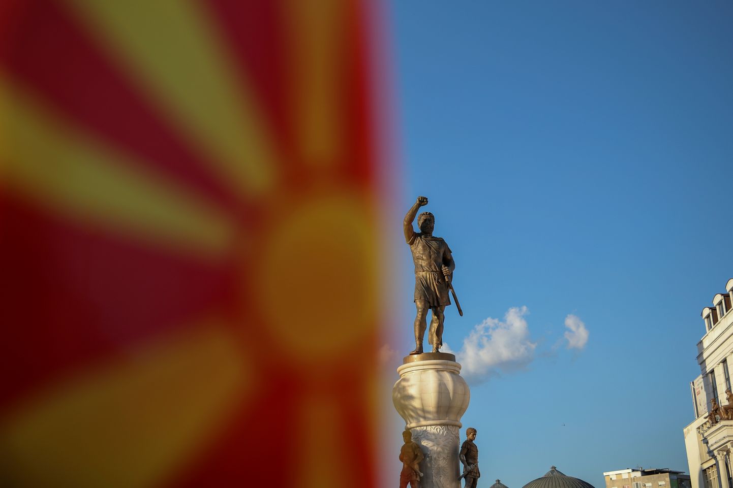 Makedoonia lipp ja sõdalase monument Skopjes.