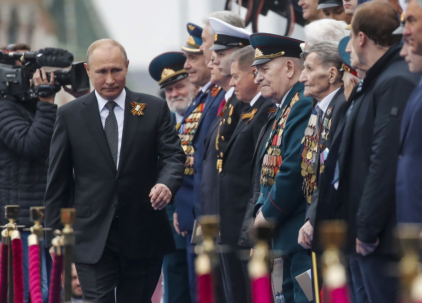 Venemaa president Vladimir Putin ja sõjaveteranid 9. mail 2019 Punasel väljakul võidupüha paraadil