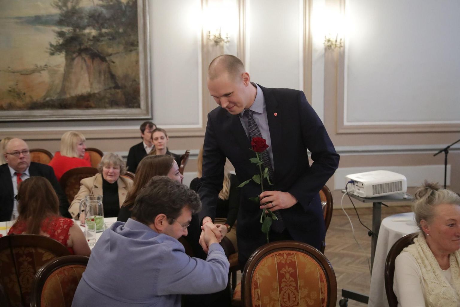 Sotside Tallinna piirkonna uus juht Raimond Kaljulaid võtab vastu õnnitlusi.