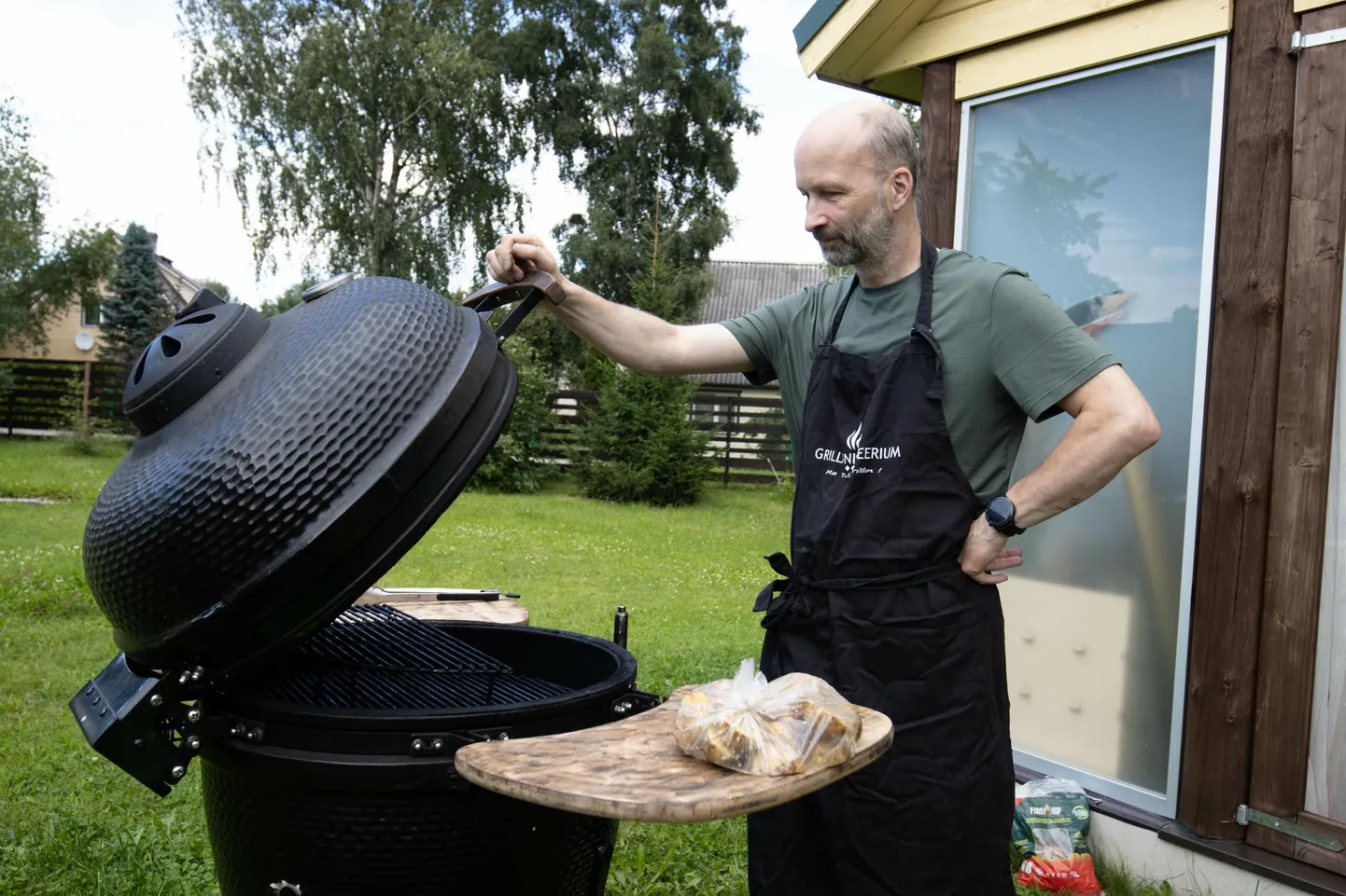 Peremees Tauno Jõeveer veetis õhtu grilli taga.