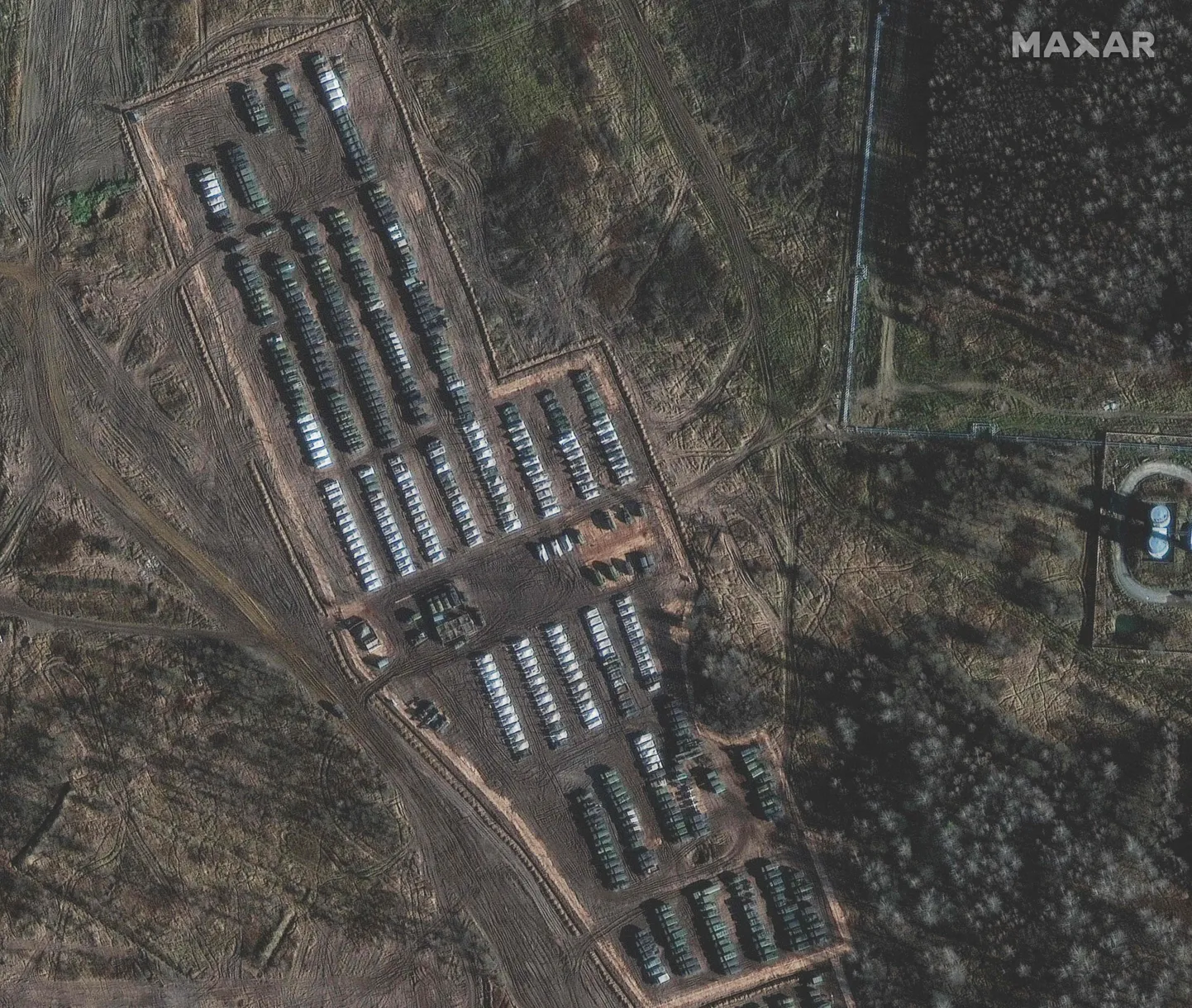 Šajā "Maxar Technologies" izveidotajā satelītattēlā, kas uzņemts 2021. gada 1. novembrī, redzami tanki, bruņutransportieri un atbalsta aprīkojums Jeļņas pilsētas ziemeļu malā, Smoļenskas apgabalā, Krievijā, kur atrodas lieli sauszemes spēki.