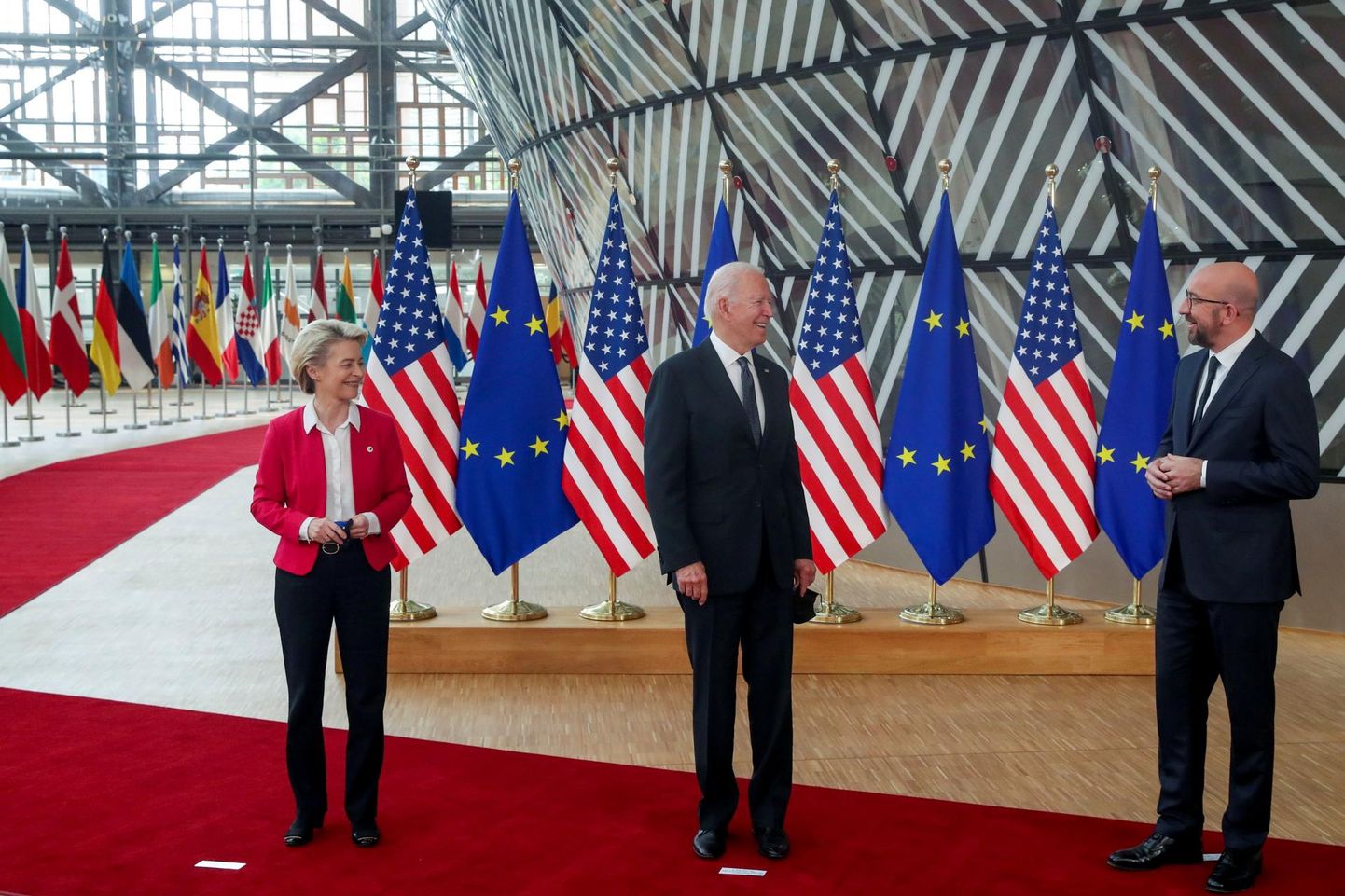 Euroopa Komisjoni president Ursula von der Leyen, USA riigipea Joe Biden ja ülemkogu eesistuja Charles Michel eile Brüsselis. 