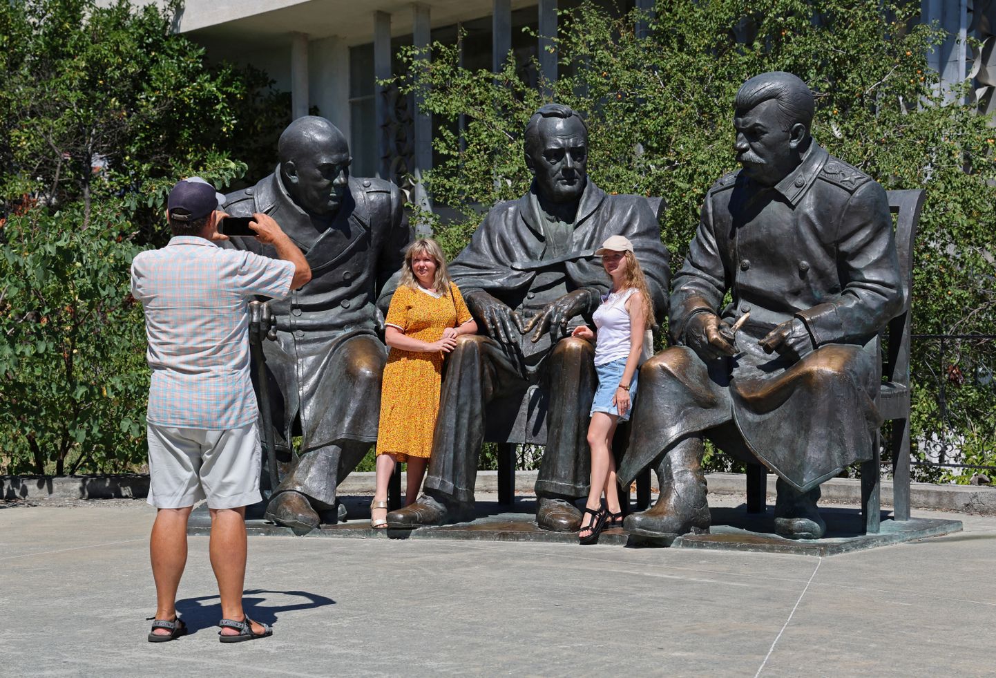 Jaltas poseerivad inimesed Stalini, Roosevelti ja Churchilli 1945. aasta kõnelusi meenutava monumendi juures. August 18, 2023. REUTERS/Alexey Pavlishak