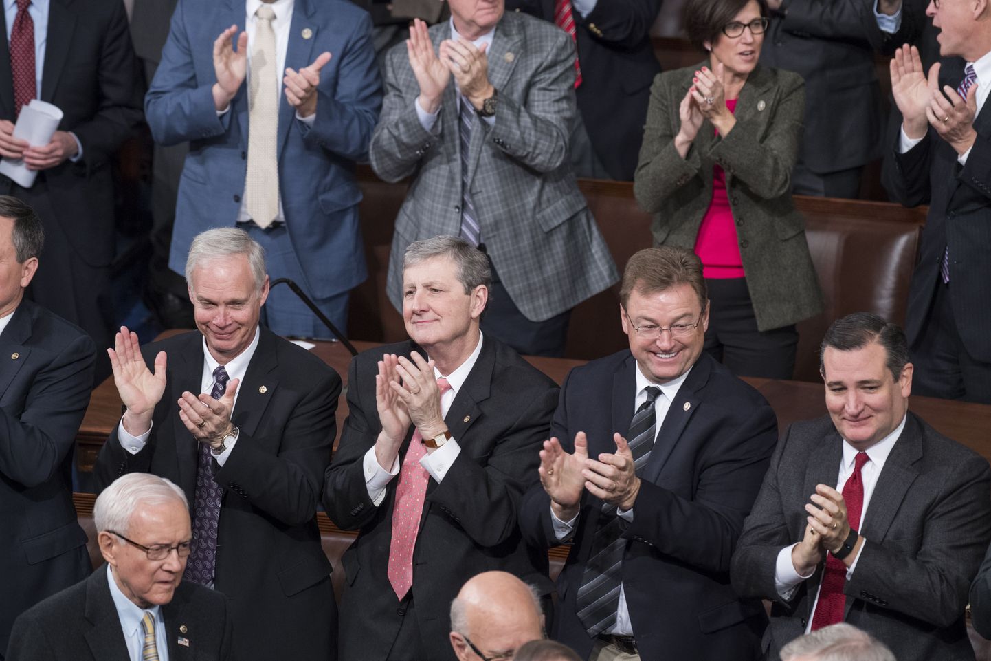 Senaatorid Ron Johnson, John Kennedy, Dean Heller ja Ted Cruz plaksutavad pärast häälte ülelugemist kongressis.