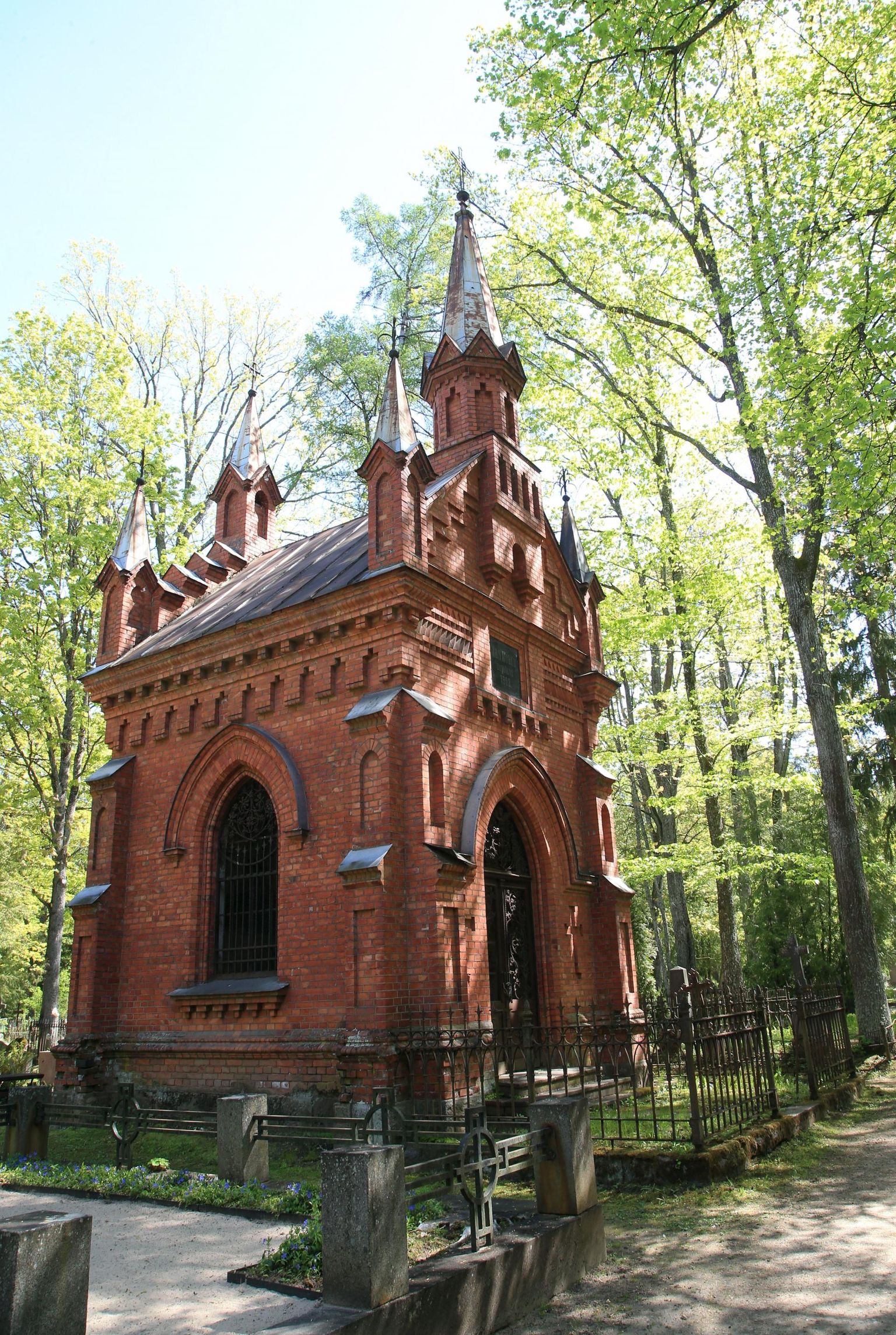 1903. aastal valmis Karl Arraku enda tellimusel Raadi kalmistul neogooti stiilis kabel.