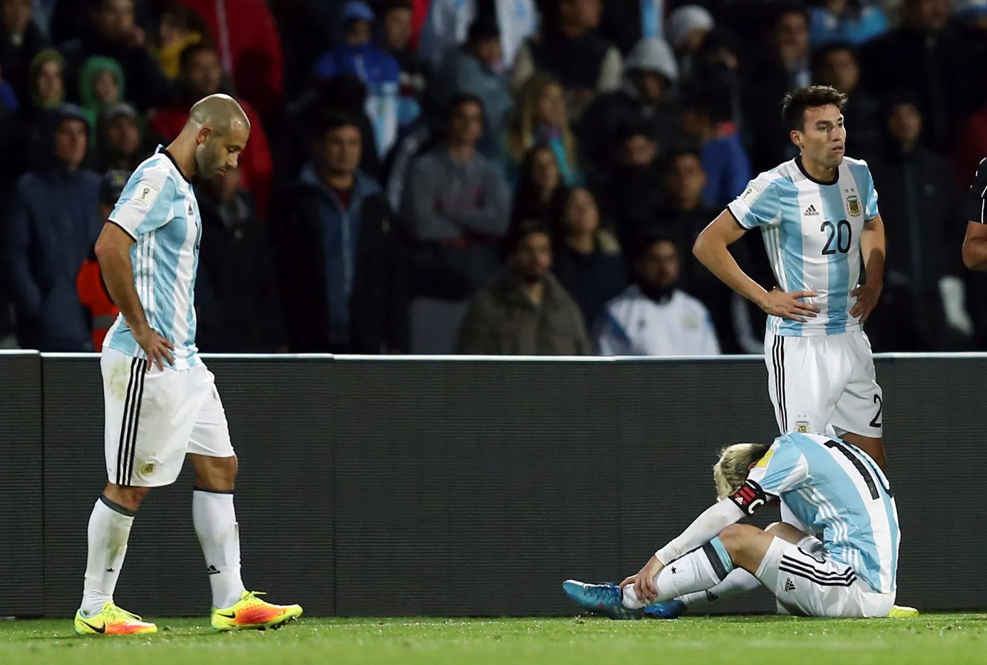 Лионель Месси (сидит на поле) в матче сборной Аргентины.