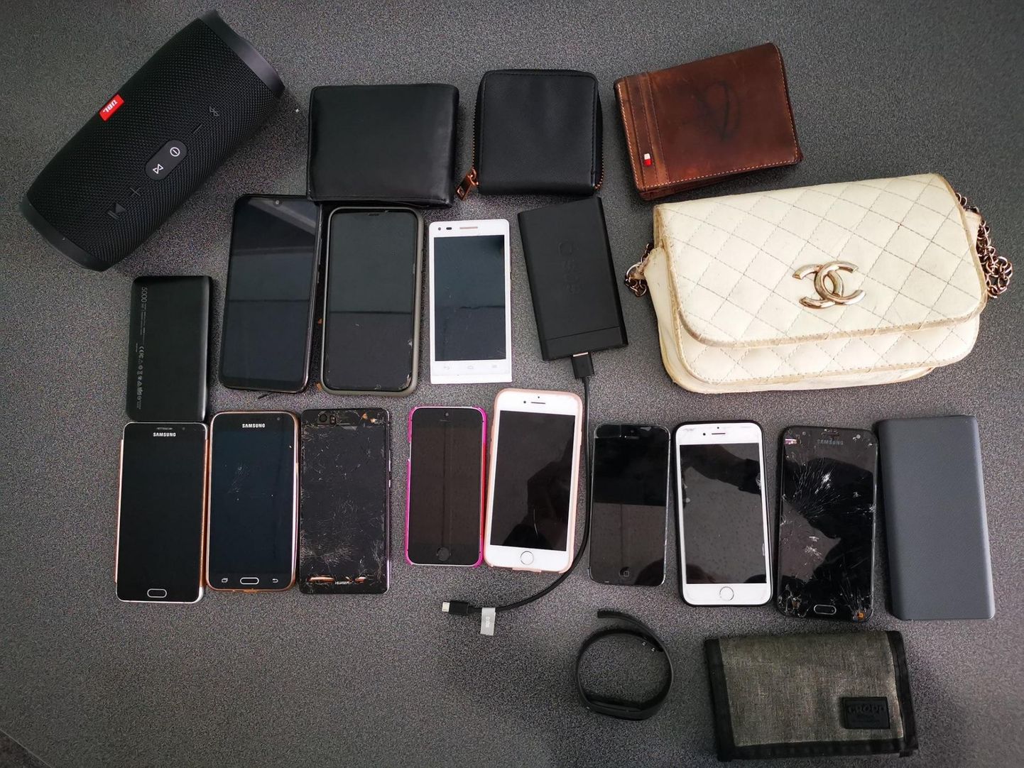 Телефоны и другие вещи, которые теперь ждут владельцев в отделении полиции.
