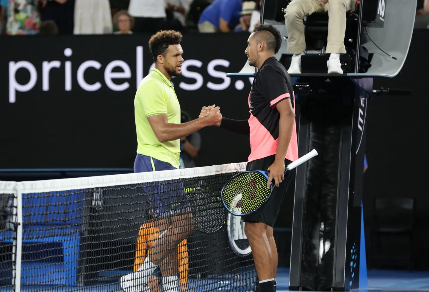 Jo-Wilfried Tsonga ja Nick Kyrgios (paremal) pärast mängu kätlemas.