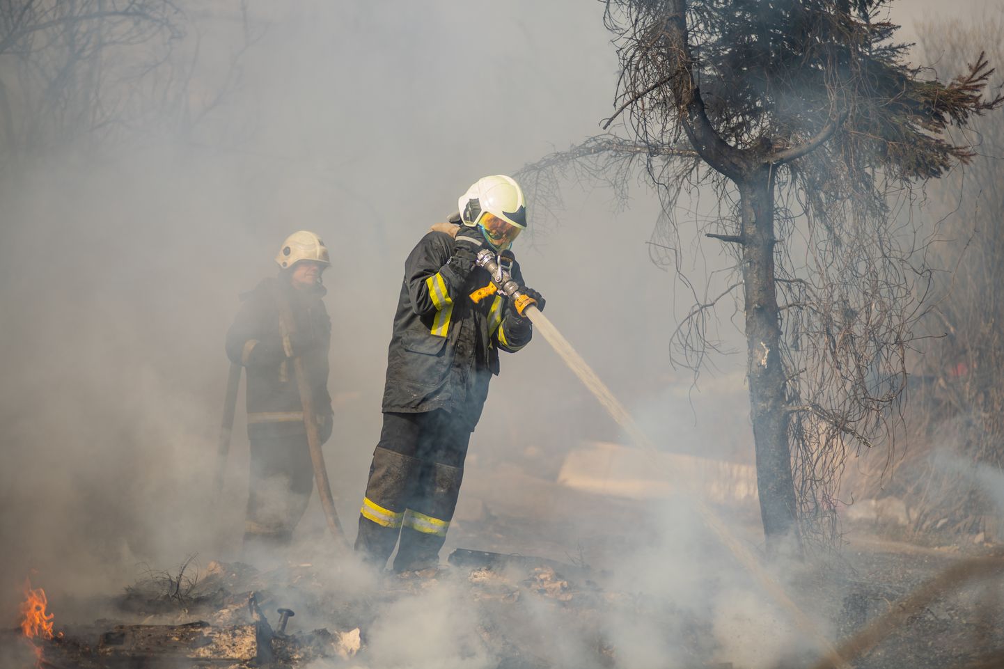 Foto: Lokalizēts atkritumu izgāztuves ugunsgrēks pie Daugavgrīvas šosejas