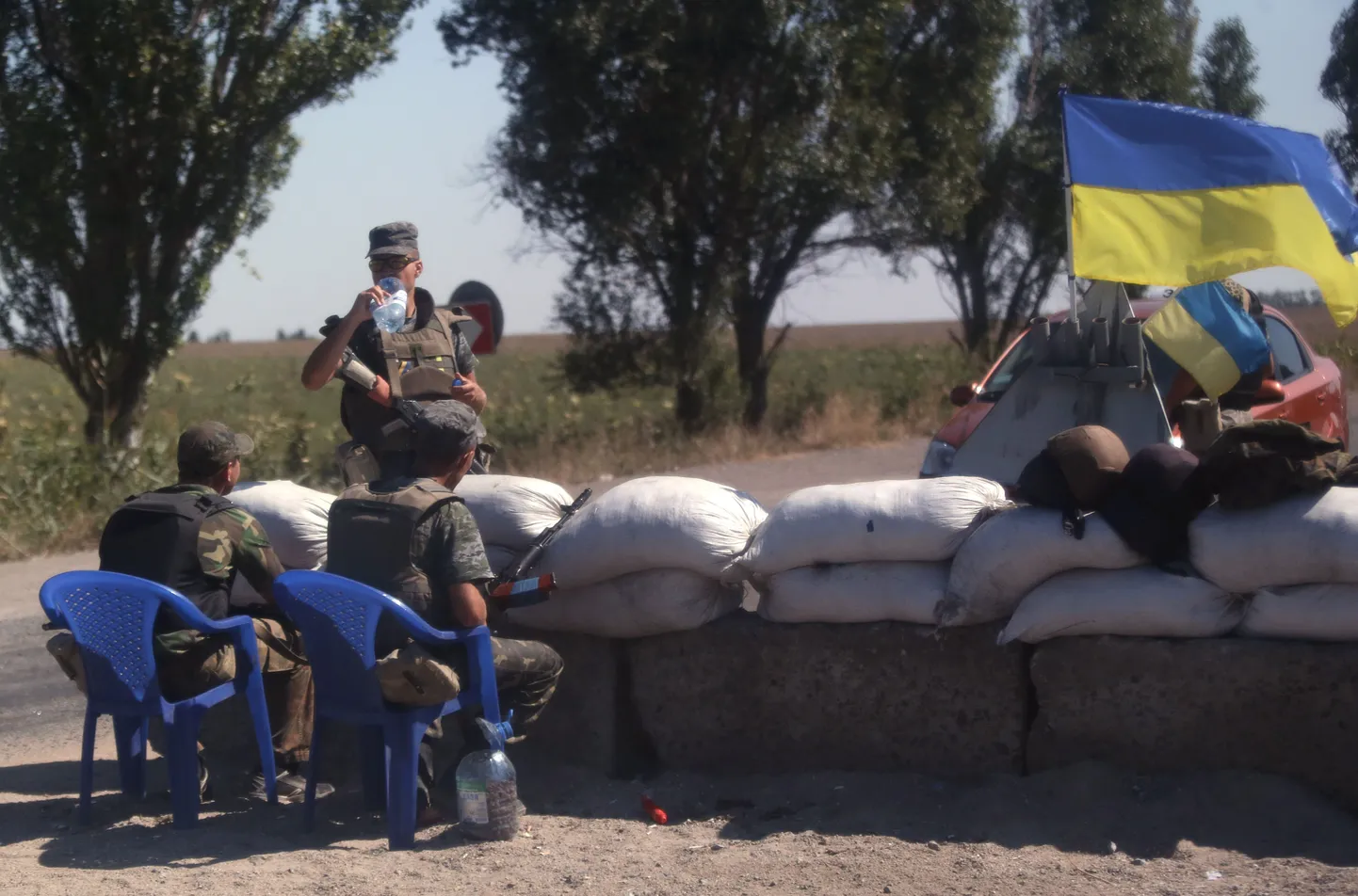 Kontrollpunkt Mariupolis, mille lähistel tungisid Ukrainasse eile Vene soomusmasinad.