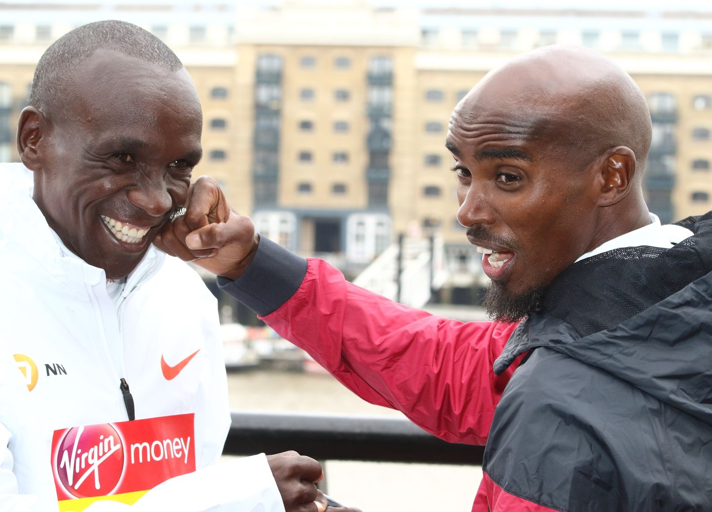 Mo Farah (paremal) ja maratoni jooksu maailmarekordi mees Eliud Kipchoge on pühapäeval toimuva Londoni maratoni suurimateks tõmbenumbriteks.