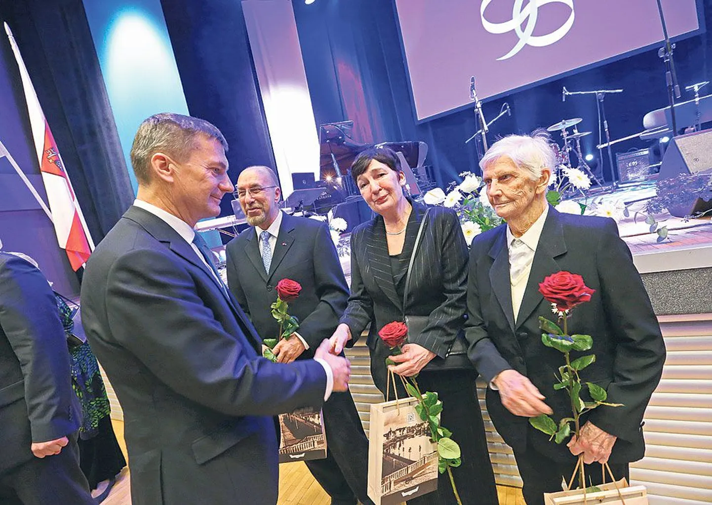 Peaminister Andrus Ansip õnnitles pühapäeva õhtul Vanemuise kontserdisaalis Tartu vastseid aukodanikke akadeemik Peeter Saarit (vasakul), kirjanikku ja tõlkijat Ain Kaalepit esindanud tütart Triin Kaalepit ning seeniorsportlast Nora Kuttit.