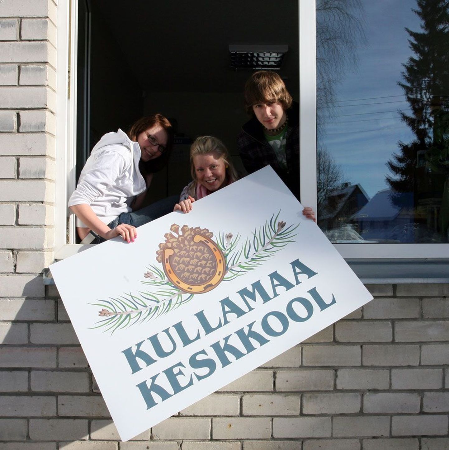 Läänemaal asuva Kullamaa keskkooli gümnasistid Ariina Haug (vasakult), Jolanda Lipu ja Ando Ratas leiavad, et koolide liitmine muudab need ainult tugevamaks.