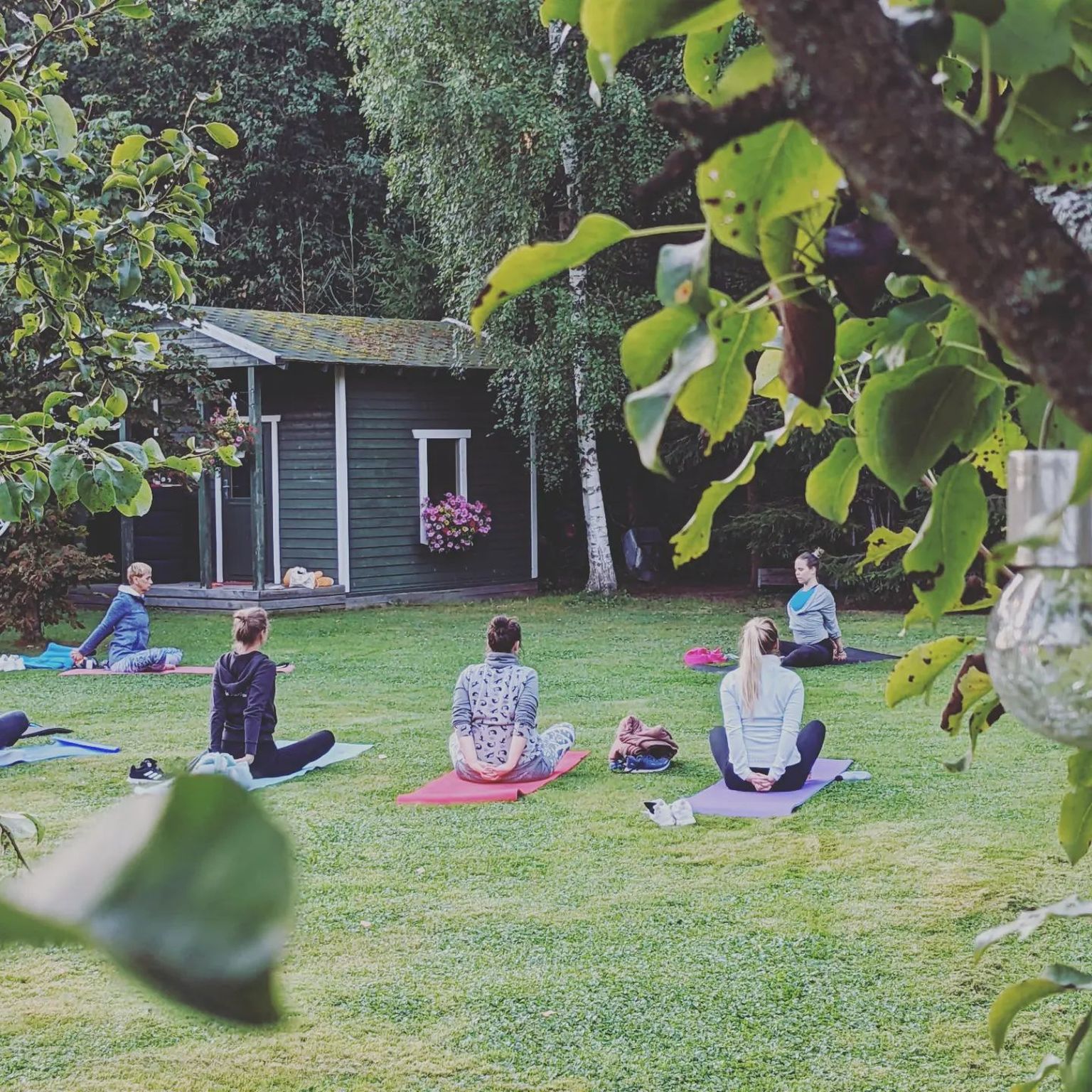 Päeva algas joogaga Päikesetõusu kohvikus.