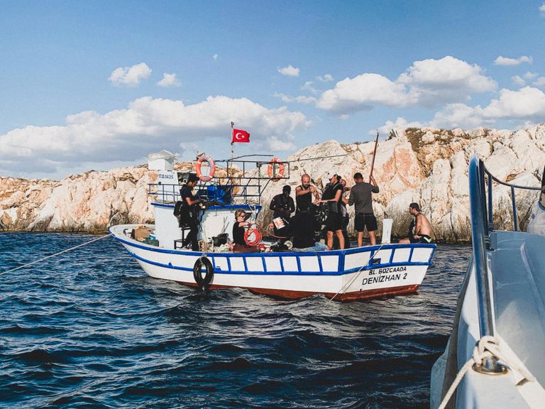 Filmiseltskonda Türgi lipu all vedav laevuke on pungil, nagu sõidutaks paadipõgenikke.