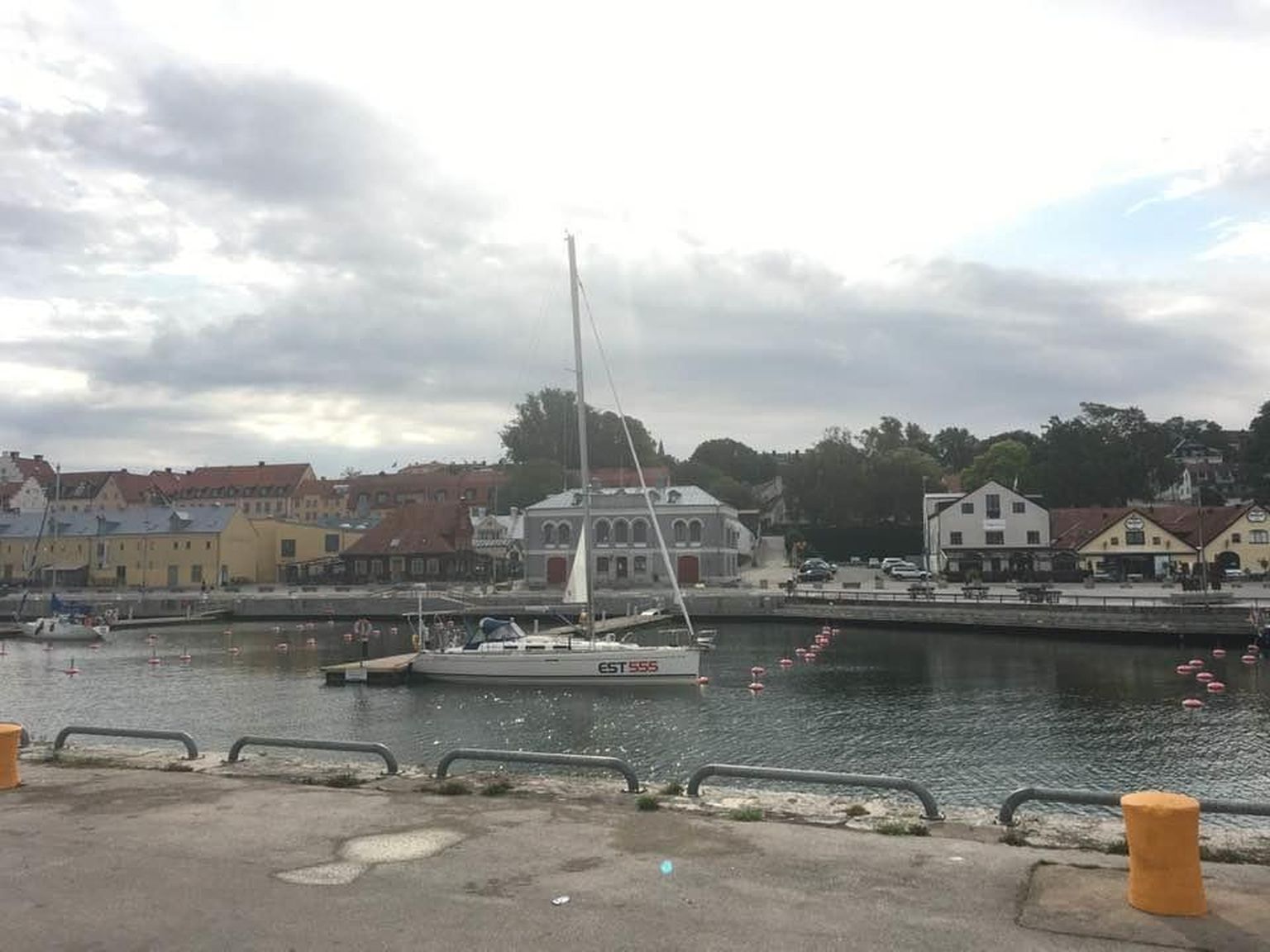Päike EST555 üksi Visby sadamas. 
